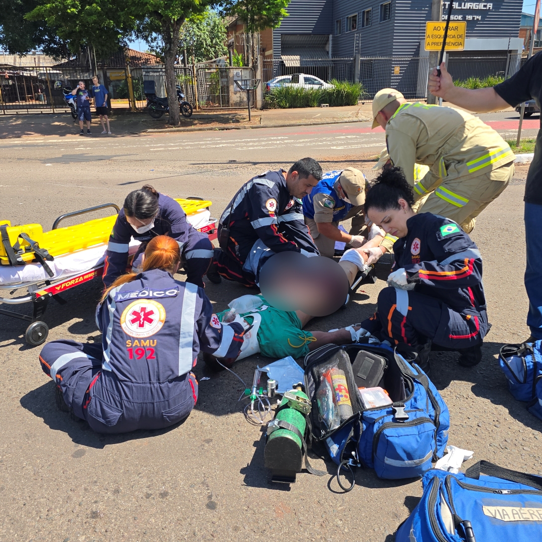 Motociclista passa no semáforo vermelho e sofre acidente gravíssimo em Maringá