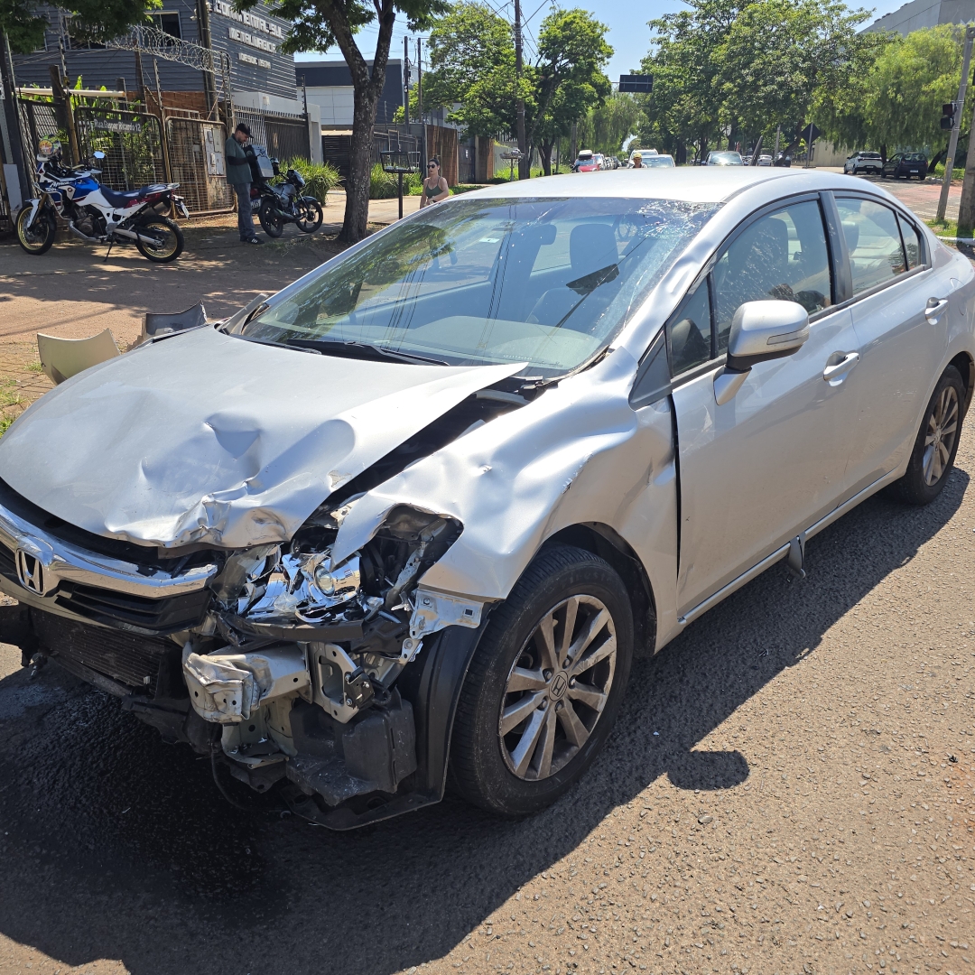 Motociclista passa no semáforo vermelho e sofre acidente gravíssimo em Maringá