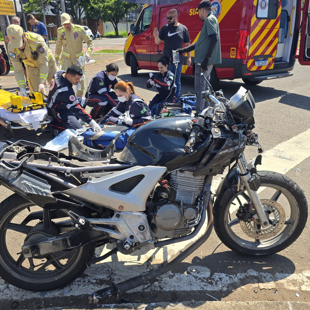 Motociclista passa no semáforo vermelho e sofre acidente gravíssimo em Maringá