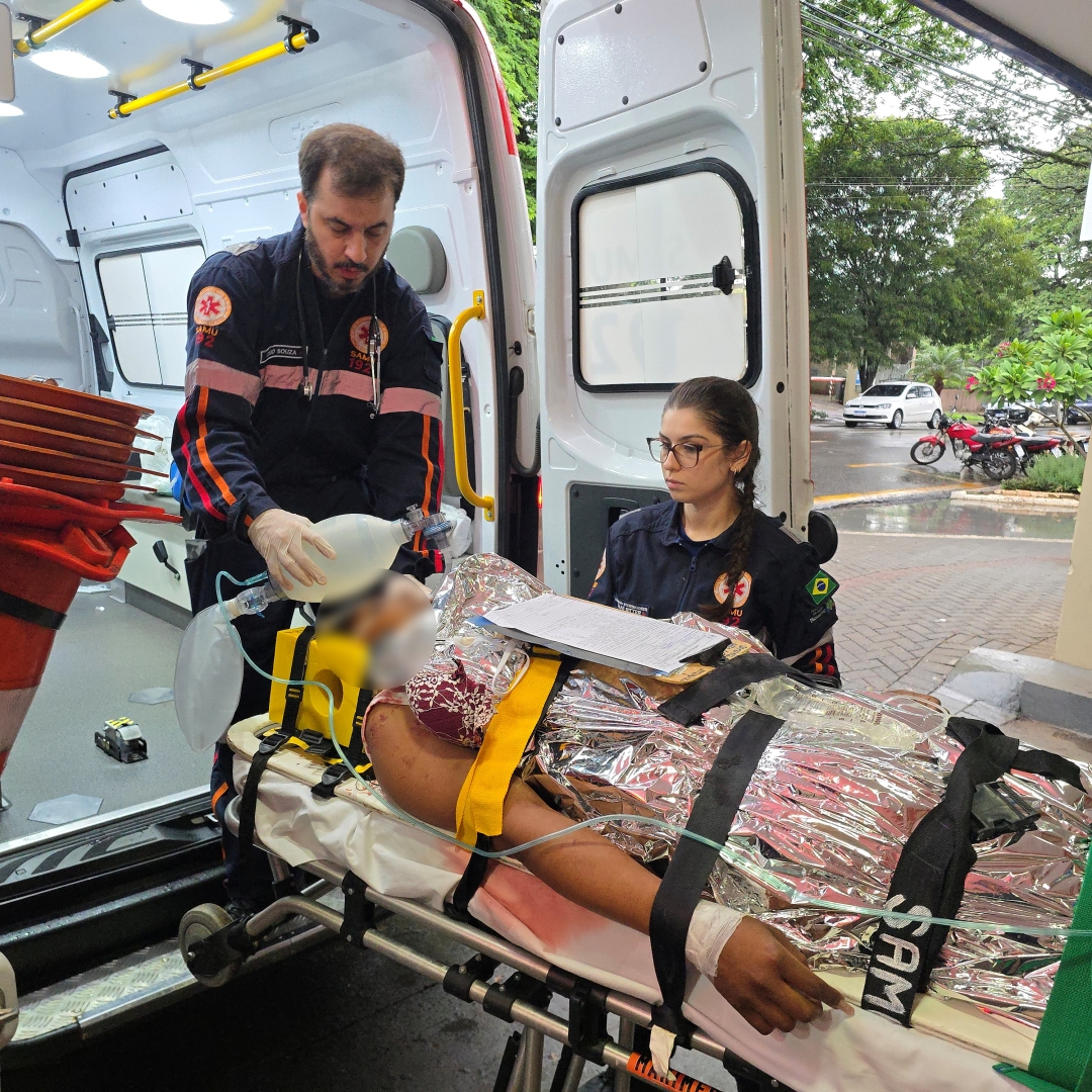 Mulher sofre acidente gravíssimo após motorista embriagado cruzar preferencial