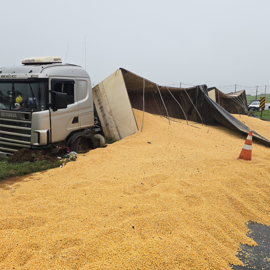 Carreta carregada de milho bate na traseira de carro e tomba na BR-376