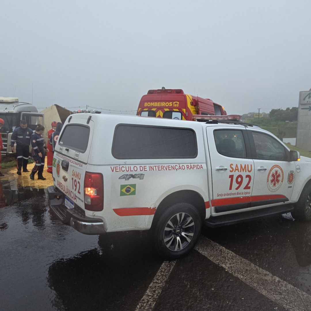 Carreta carregada de milho bate na traseira de carro e tomba na BR-376