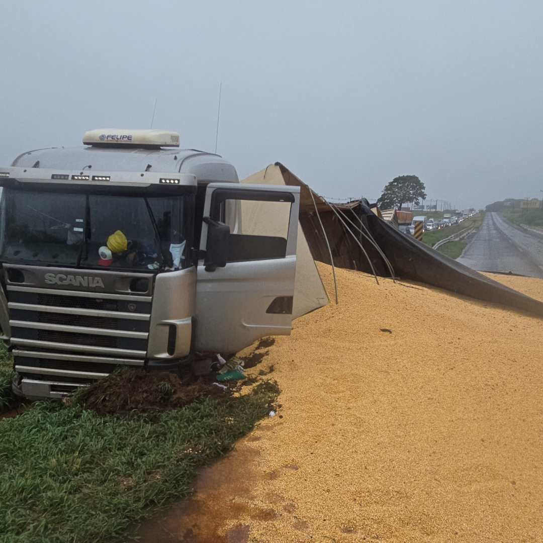 Carreta carregada de milho bate na traseira de carro e tomba na BR-376