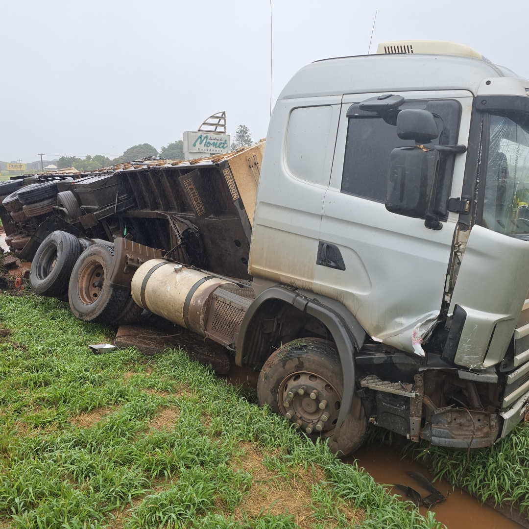 Carreta carregada de milho bate na traseira de carro e tomba na BR-376