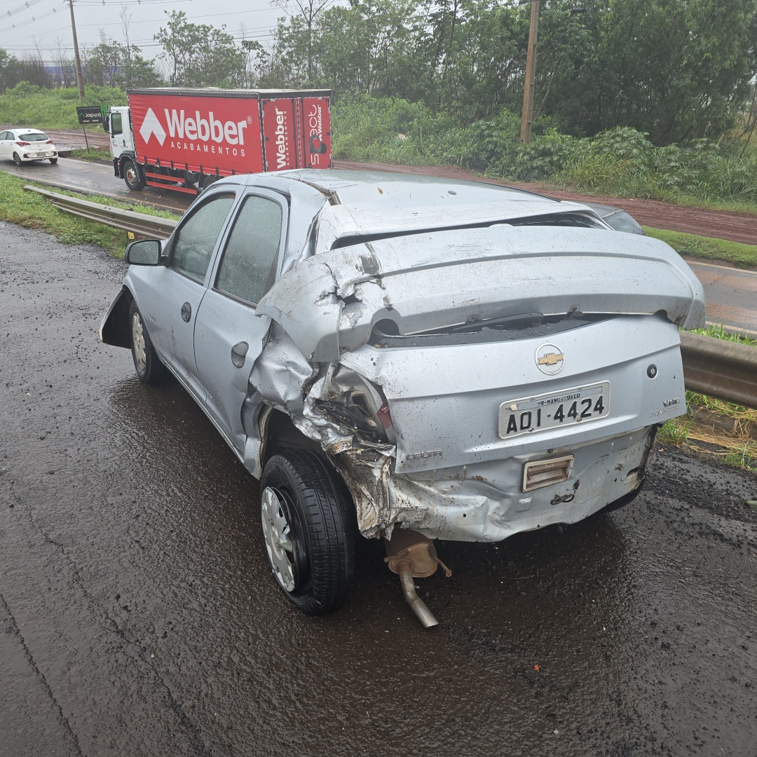 Carreta carregada de milho bate na traseira de carro e tomba na BR-376