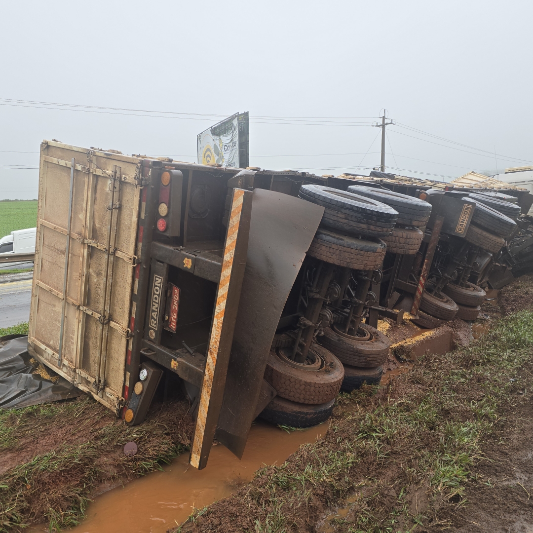 Carreta carregada de milho bate na traseira de carro e tomba na BR-376