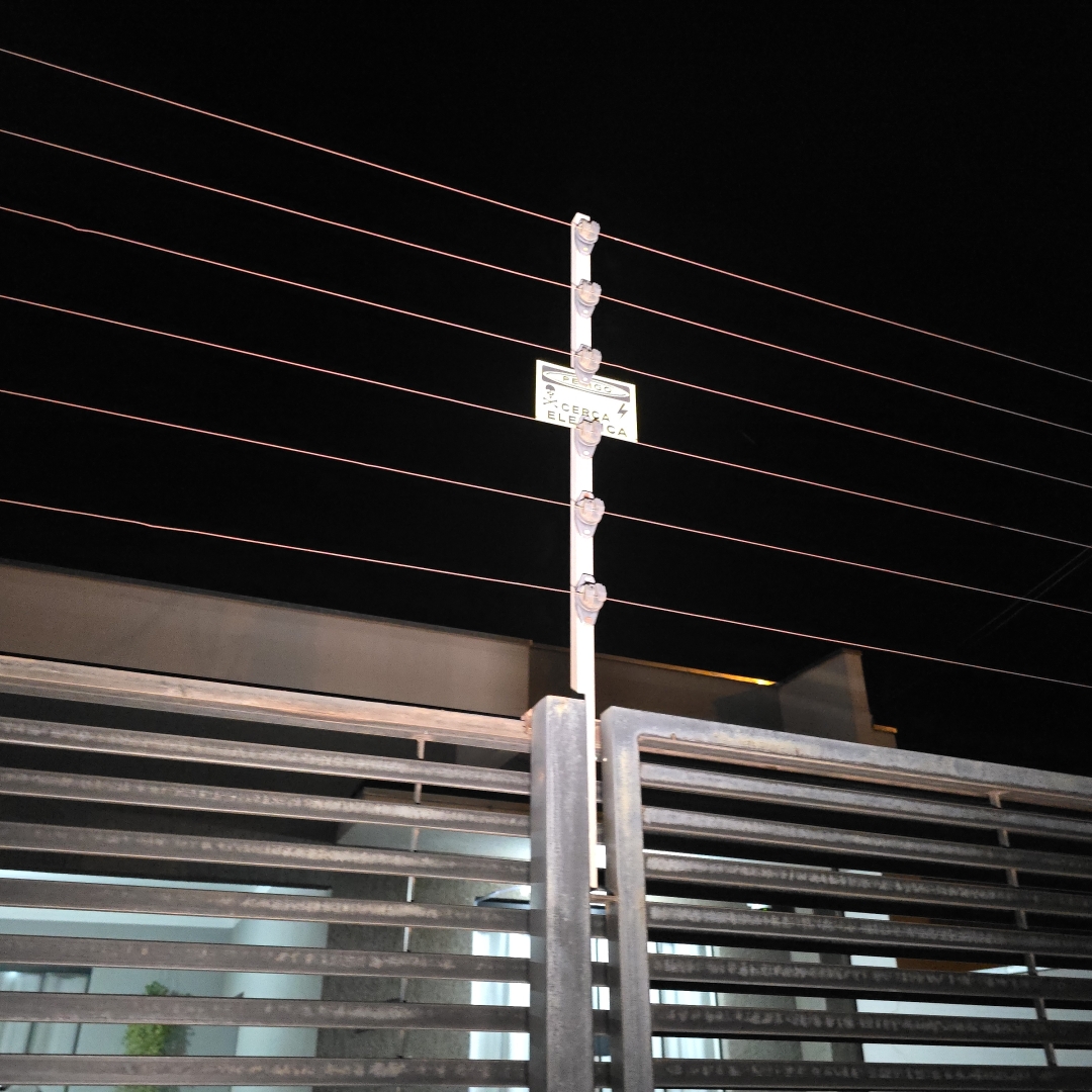 Homem em surto tenta pular grade de portão de uma casa e morre ao encostar em cerca elétrica