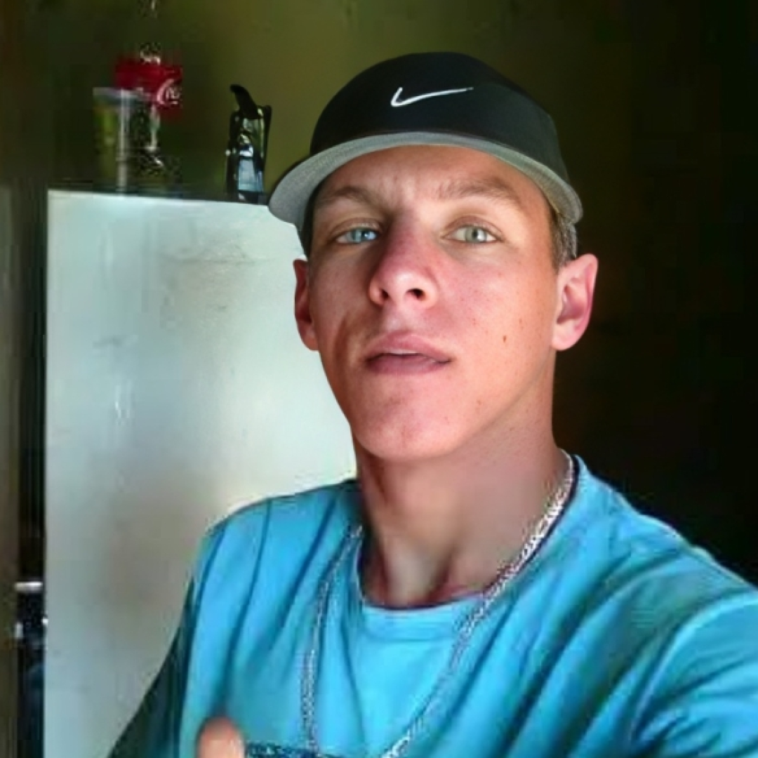 Homem em surto tenta pular grade de portão de uma casa e morre ao encostar em cerca elétrica