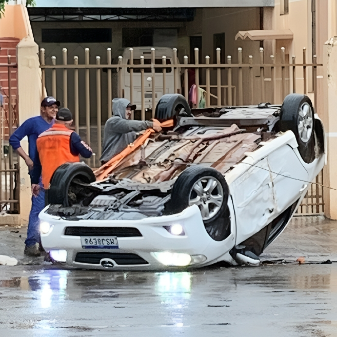 Mulher engata marcha ré e capota carro em avenida de Paiçandu