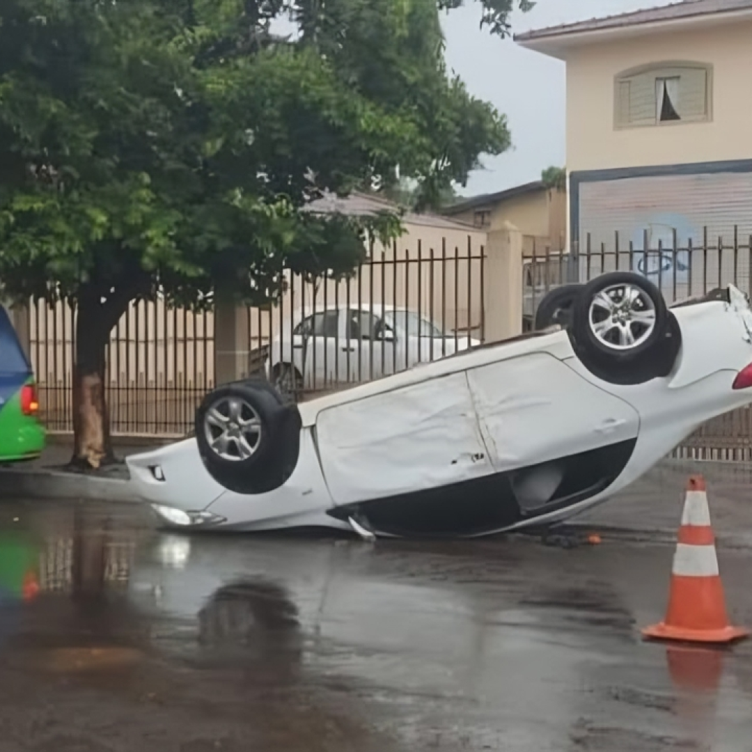 Mulher engata marcha ré e capota carro em avenida de Paiçandu