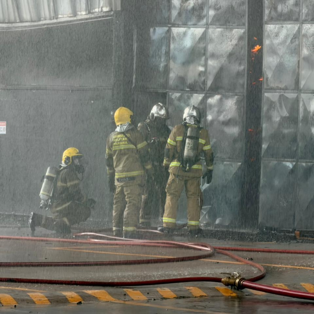 Incêndio destrói fábrica de autopeças de caminhão em Maringá