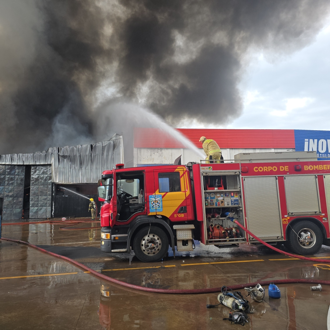 Incêndio destrói fábrica de autopeças de caminhão em Maringá
