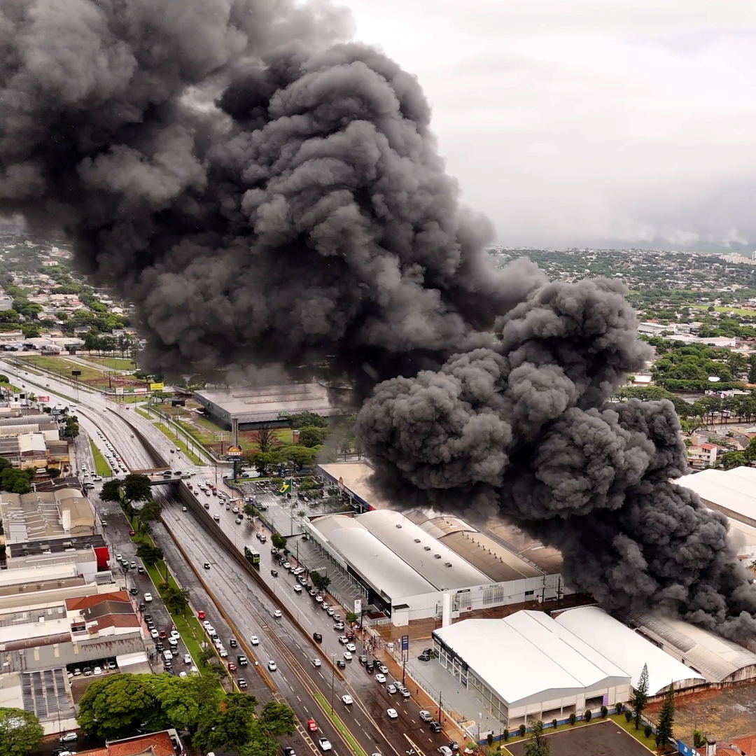 Incêndio destrói fábrica de autopeças de caminhão em Maringá