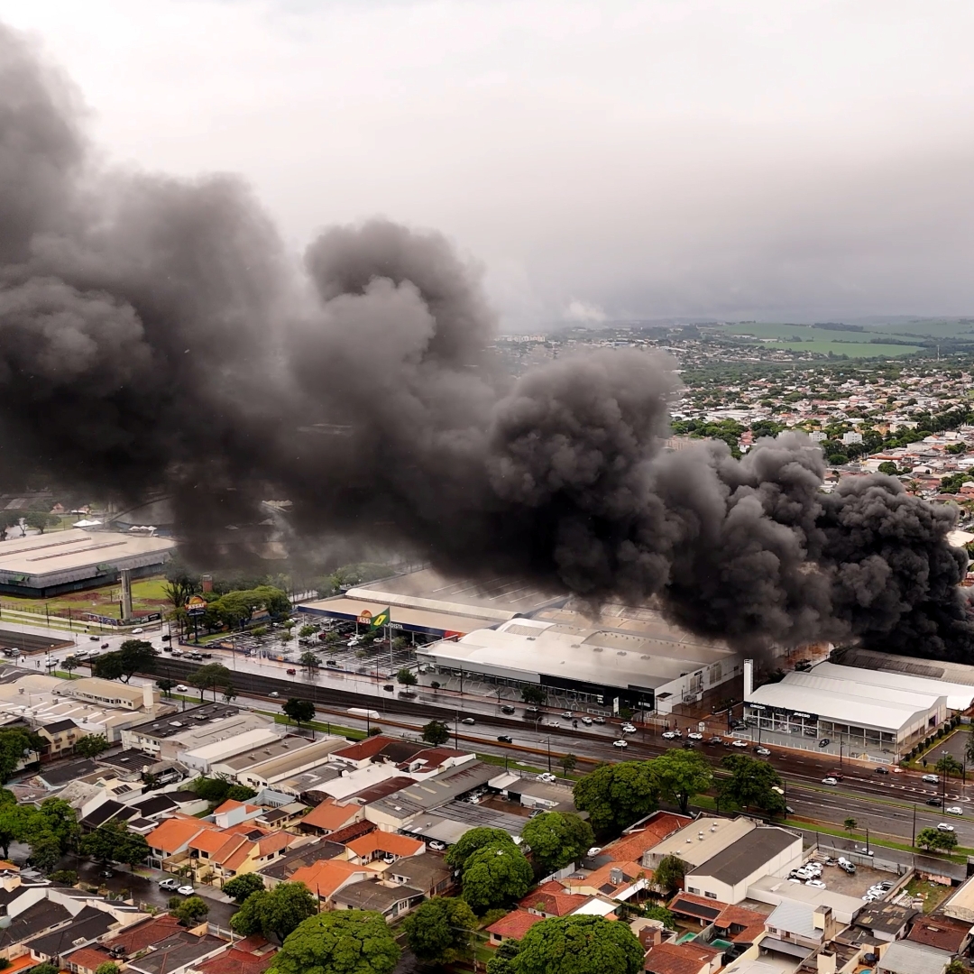 Incêndio destrói fábrica de autopeças de caminhão em Maringá