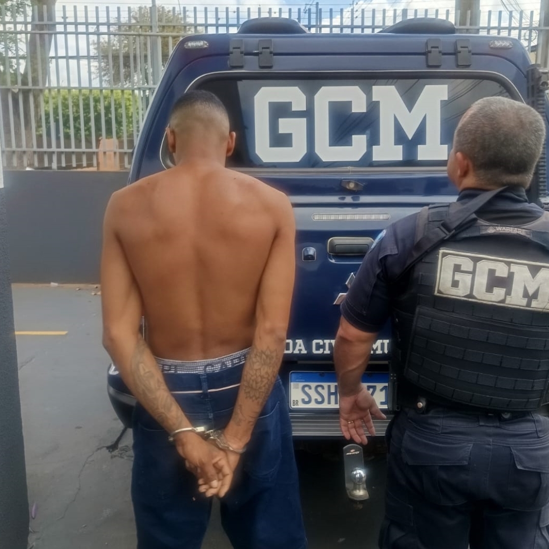 Rapaz envolvido em homicídio e um atentado é preso com pistola em Sarandi