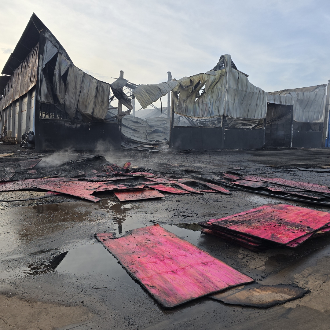 Funcionários de distribuidora que foi destruída por incêndio serão mantidos em seus cargos