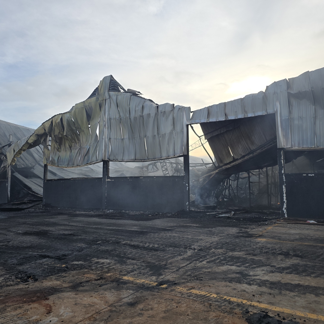 Funcionários de distribuidora que foi destruída por incêndio serão mantidos em seus cargos