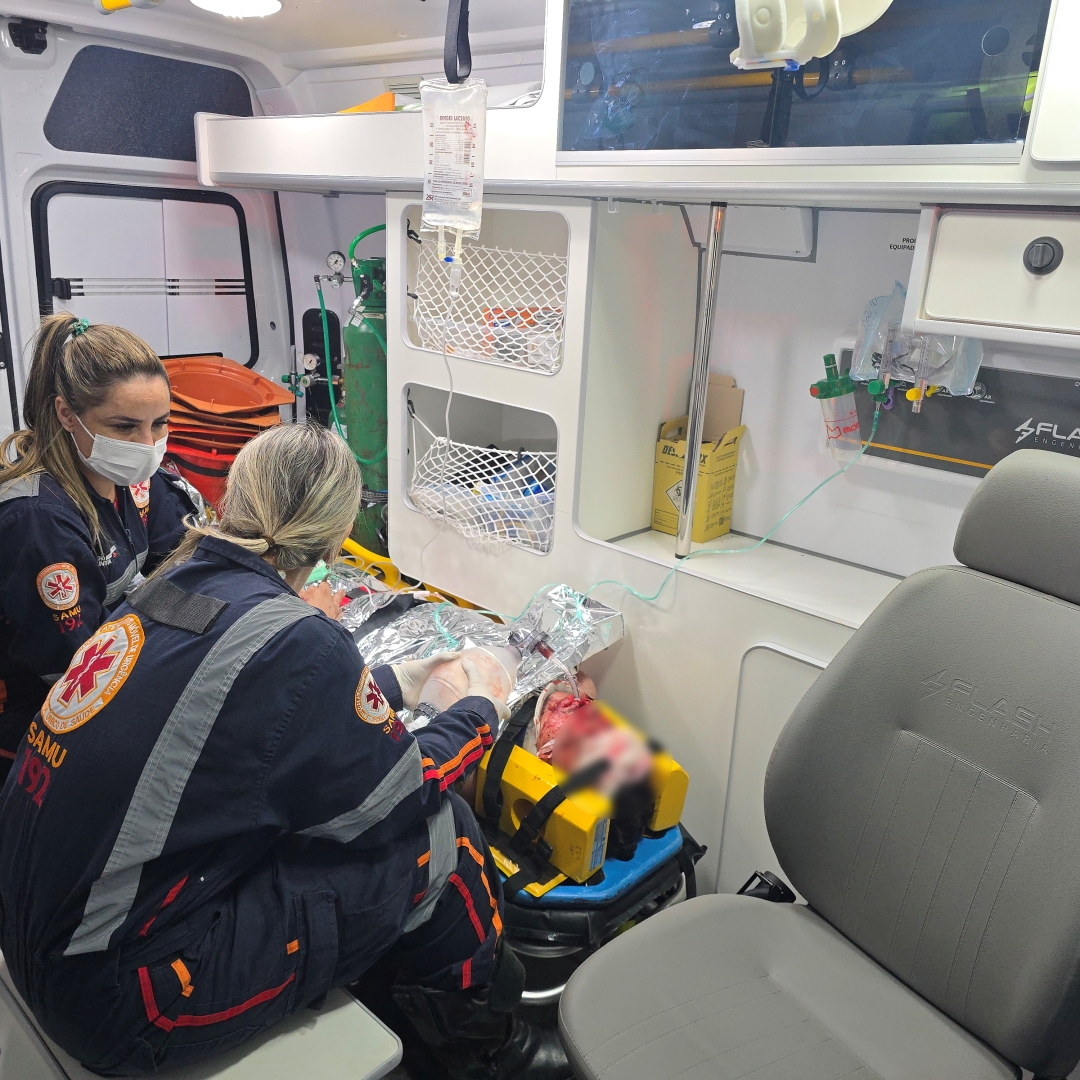 Casal fica gravemente ferido após sofrer acidente em avenida do Eurogarden