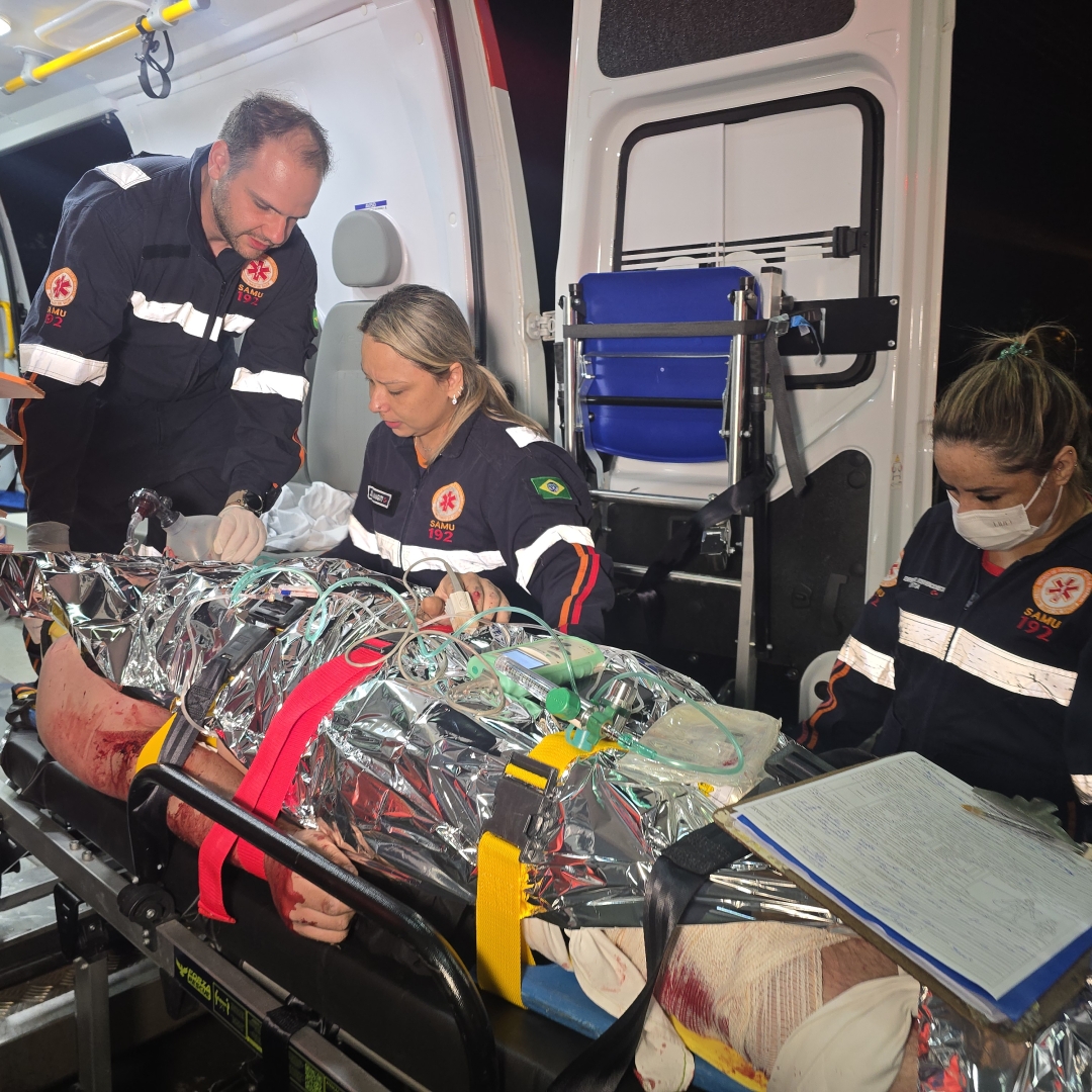 Casal fica gravemente ferido após sofrer acidente em avenida do Eurogarden