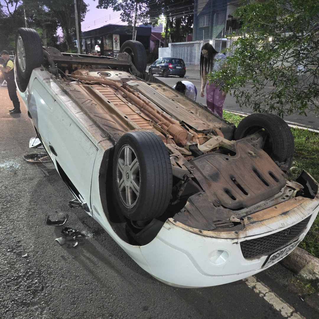 Carro capota após colidir na traseira de outro automóvel estacionado