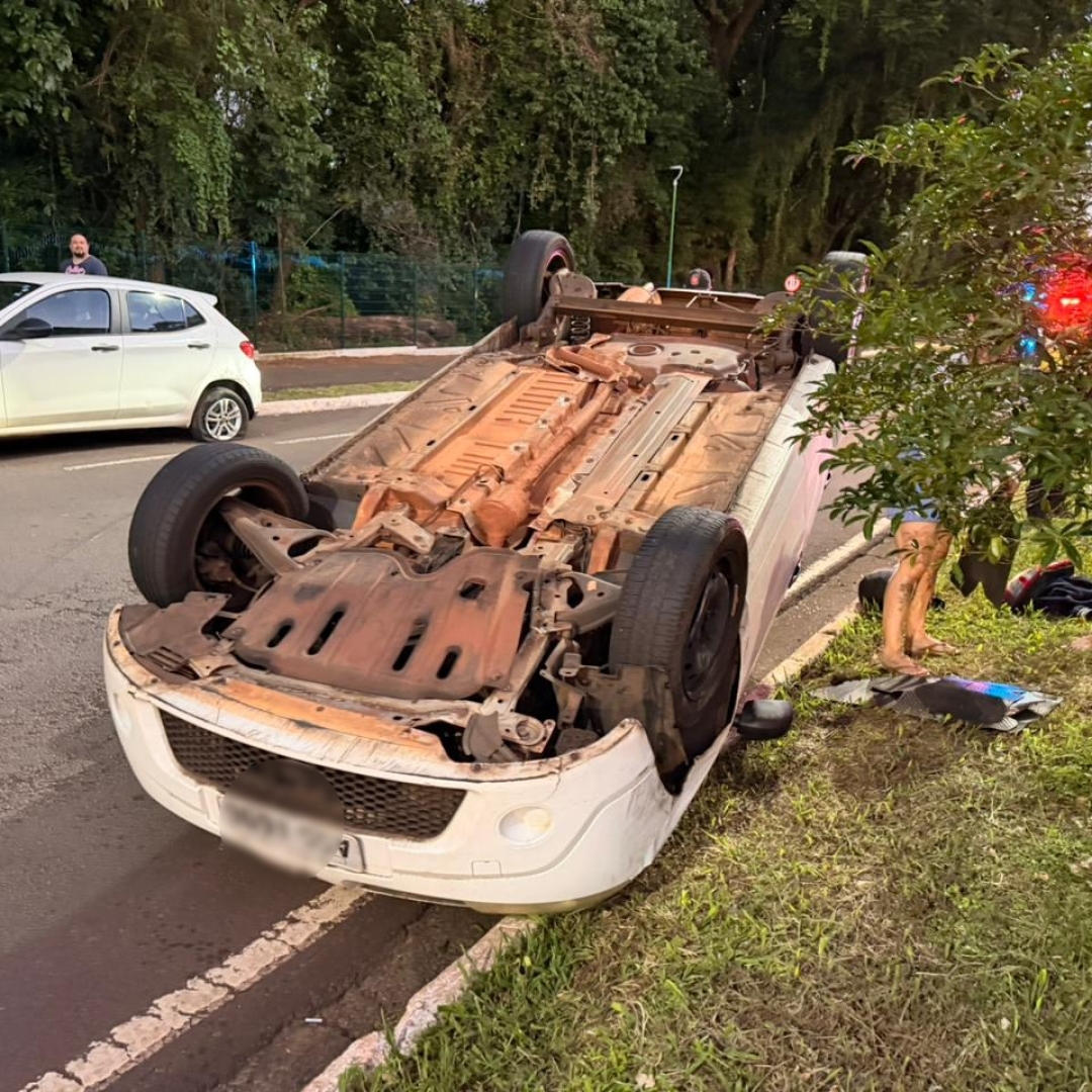 Carro capota após colidir na traseira de outro automóvel estacionado