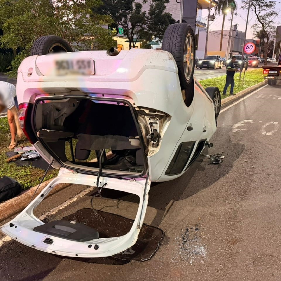 Carro capota após colidir na traseira de outro automóvel estacionado