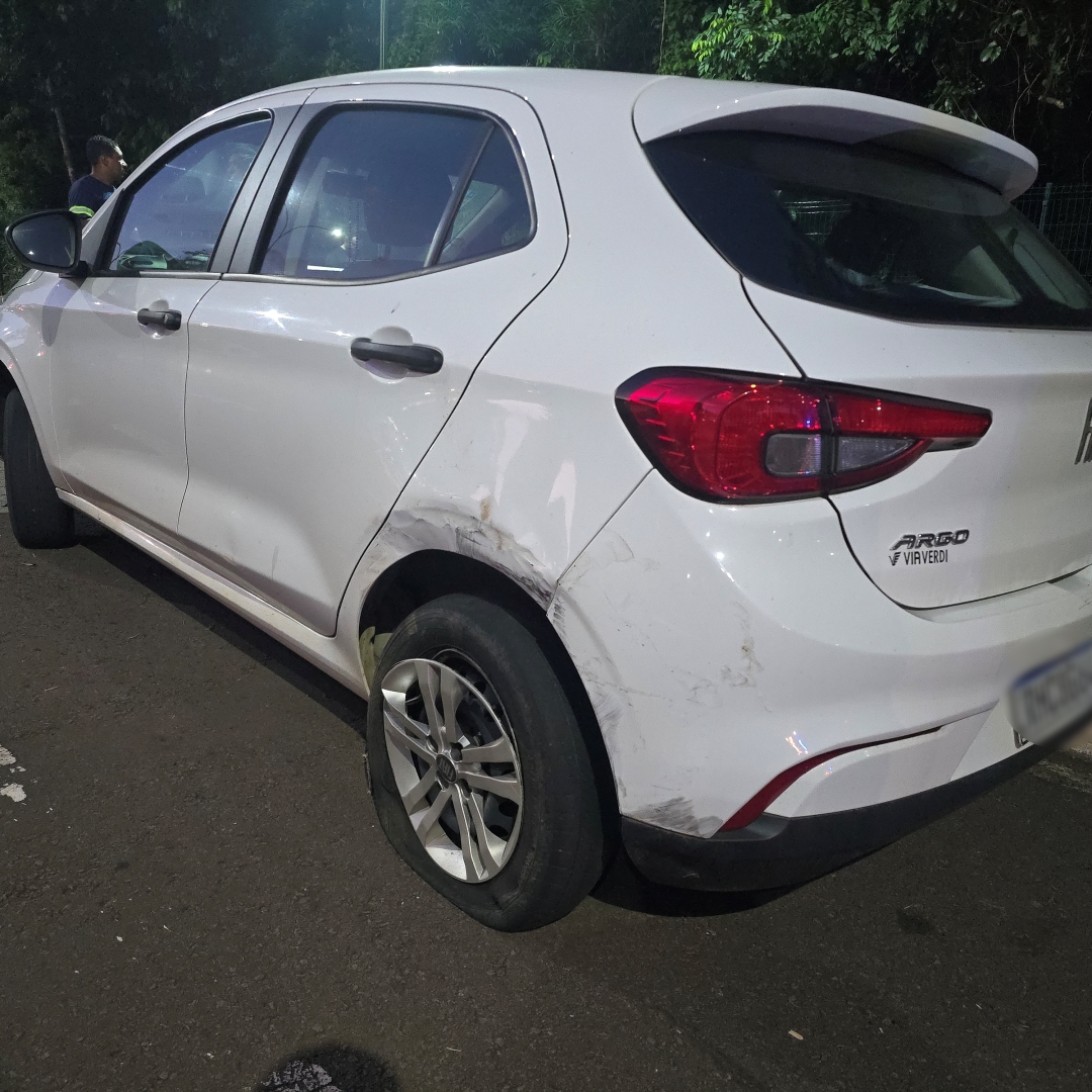 Carro capota após colidir na traseira de outro automóvel estacionado