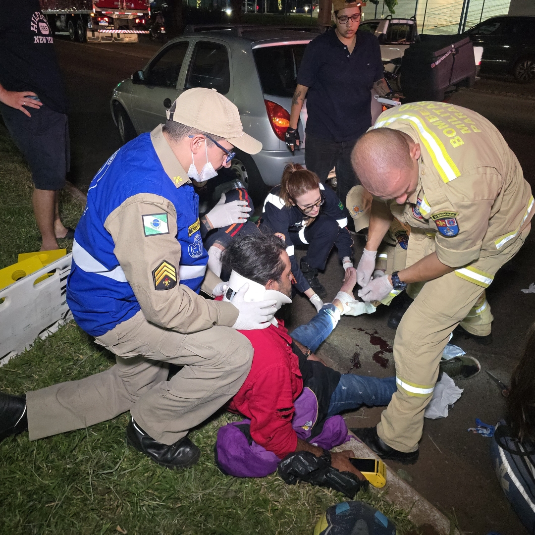 Motoboy sofre acidente ao bater na traseira de carro na Avenida Colombo