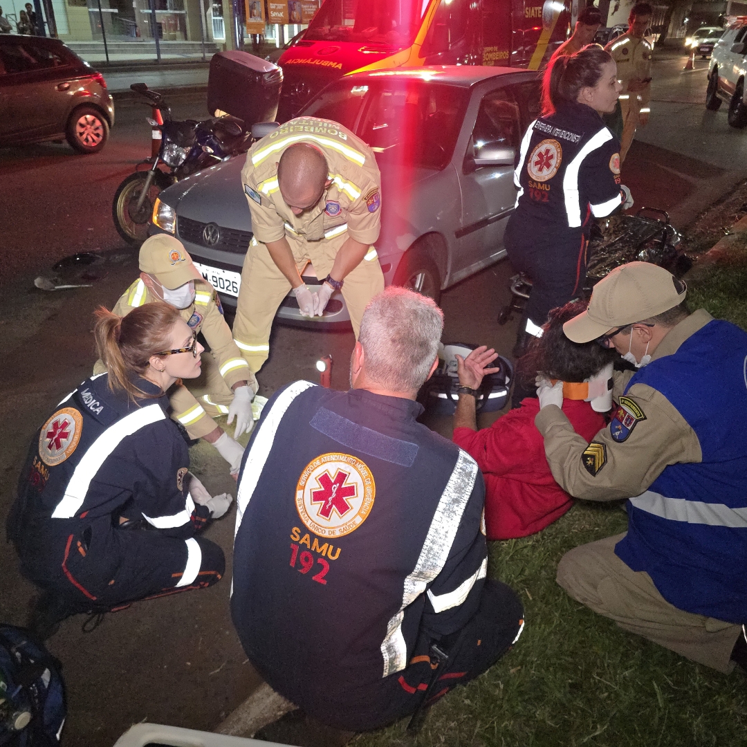 Motoboy sofre acidente ao bater na traseira de carro na Avenida Colombo