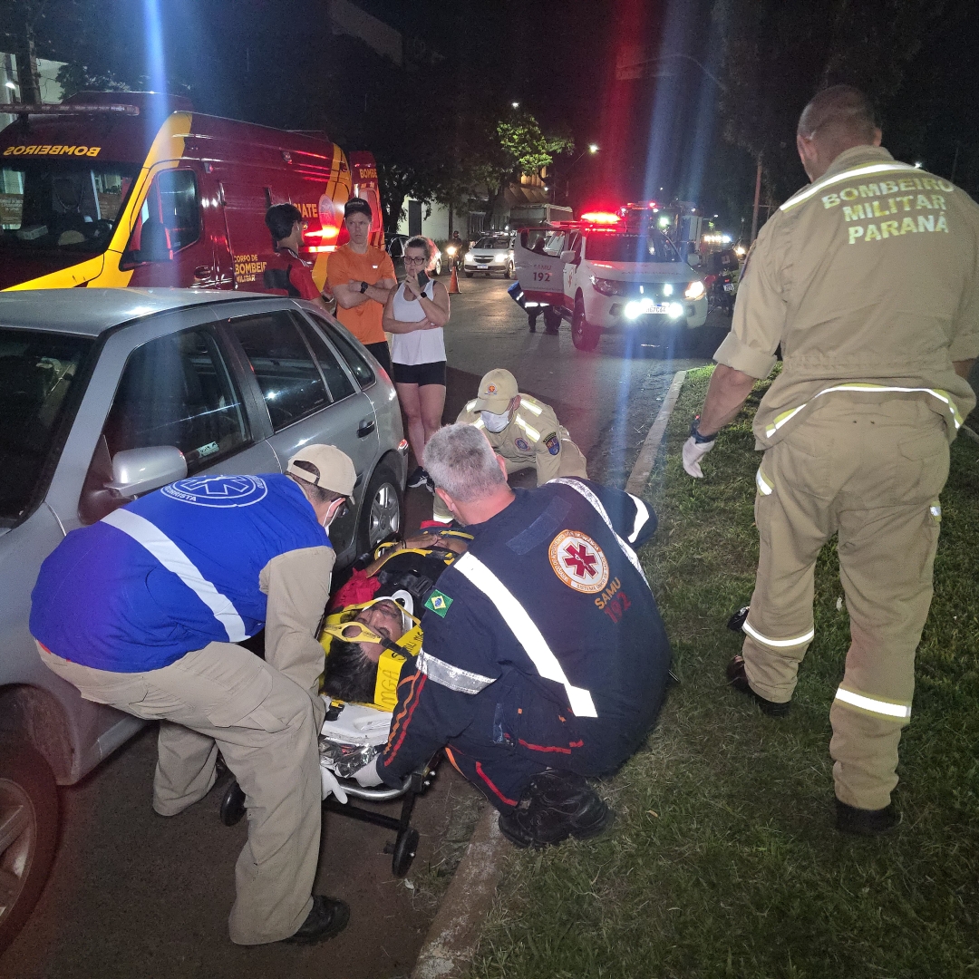 Motoboy sofre acidente ao bater na traseira de carro na Avenida Colombo