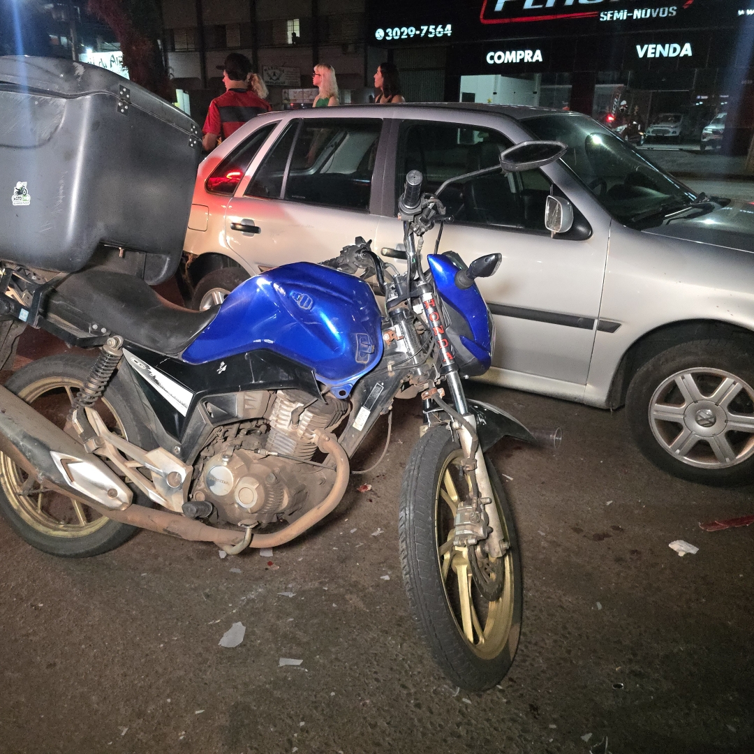 Motoboy sofre acidente ao bater na traseira de carro na Avenida Colombo