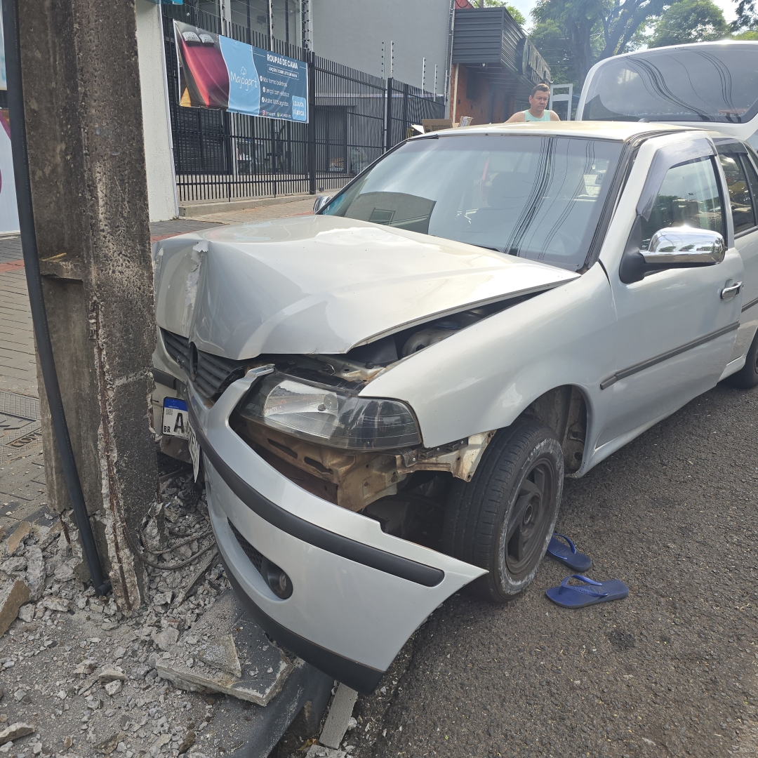 Mulher de 23 anos é socorrida após bater carro contra poste
