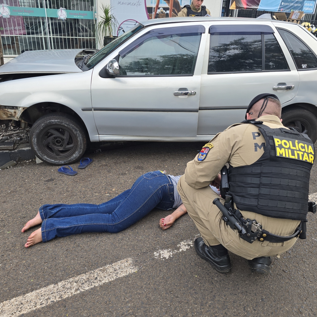 Mulher de 23 anos é socorrida após bater carro contra poste