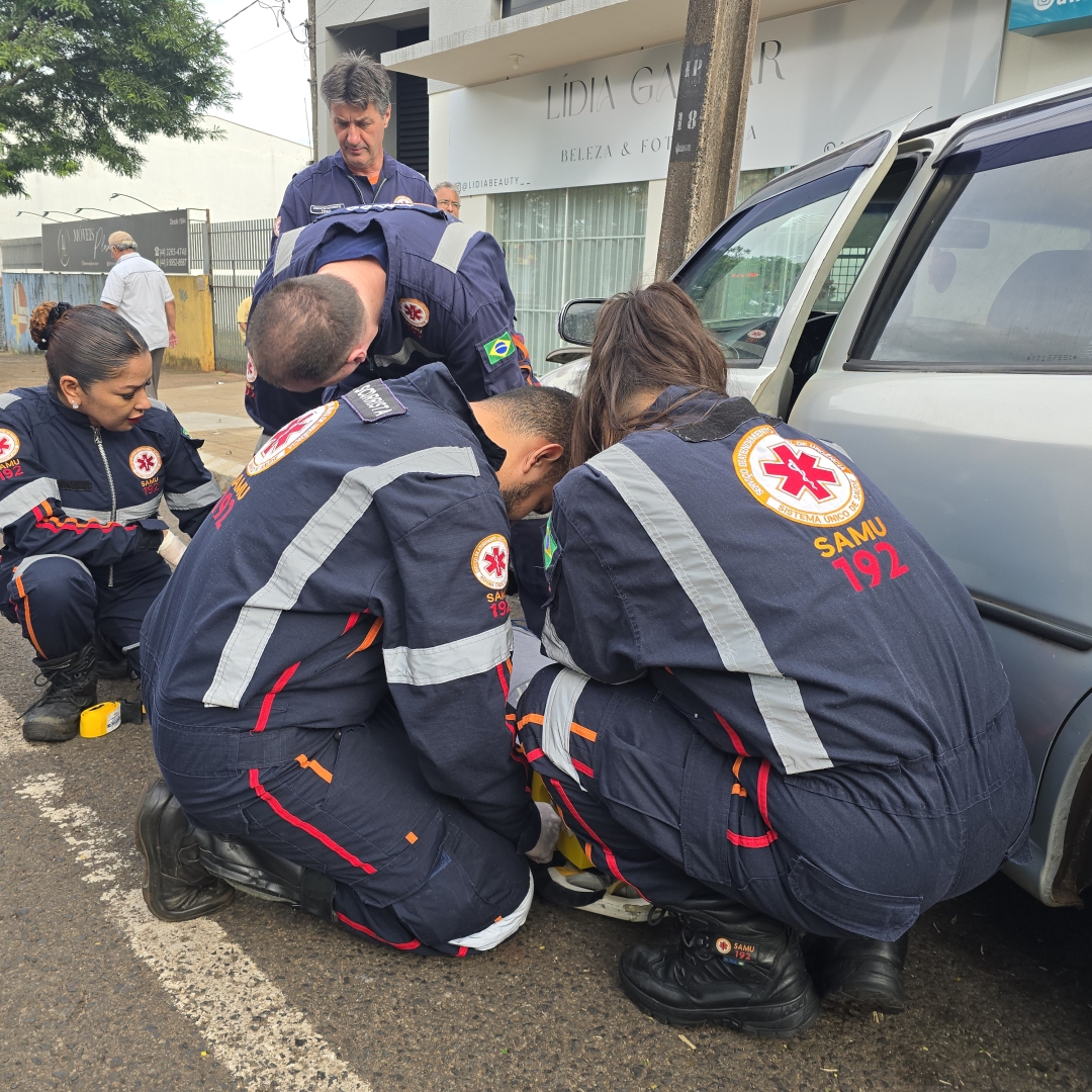 Mulher de 23 anos é socorrida após bater carro contra poste