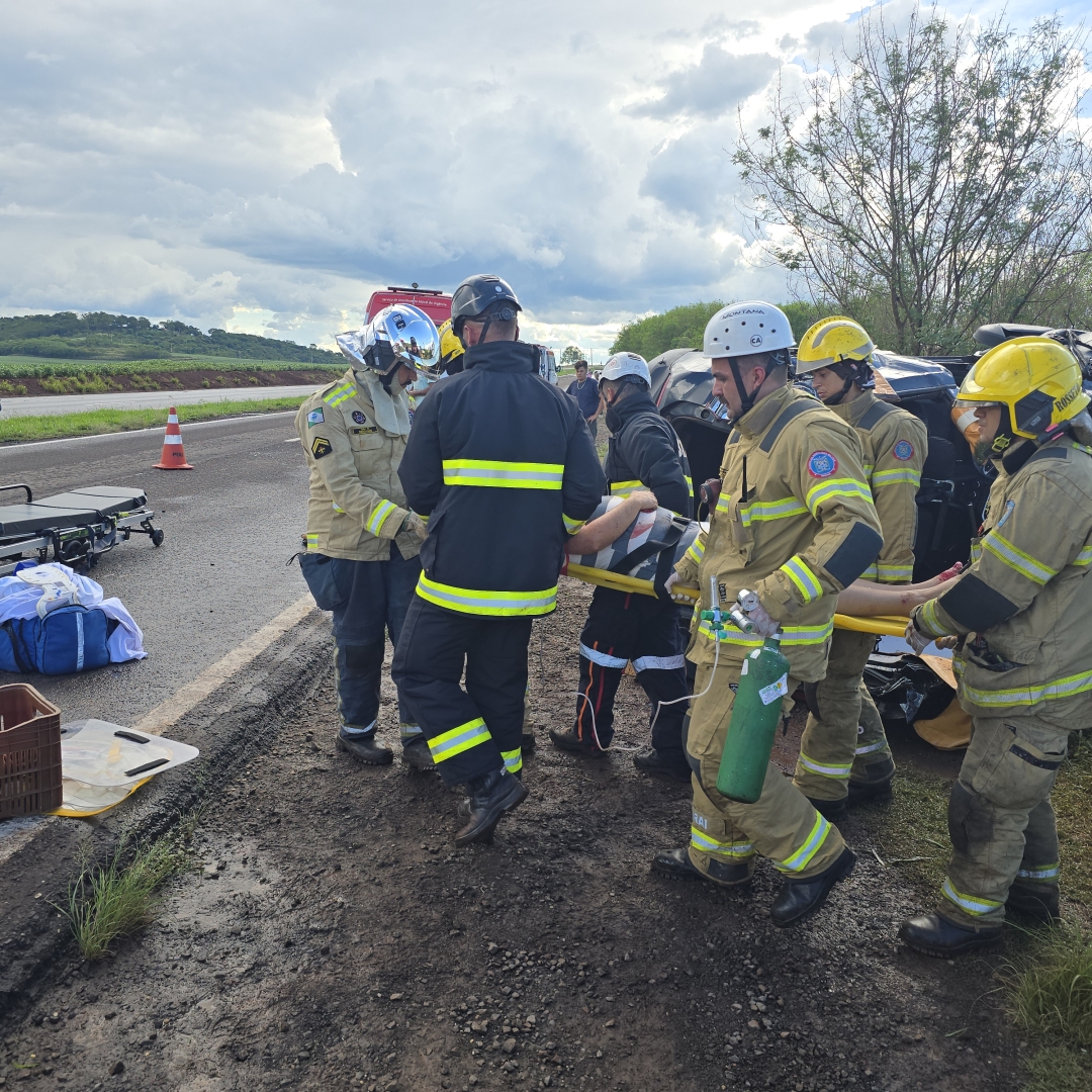 Casal que passaria a ceia de Natal em Londrina sofre acidente gravíssimo na rodovia PR-323