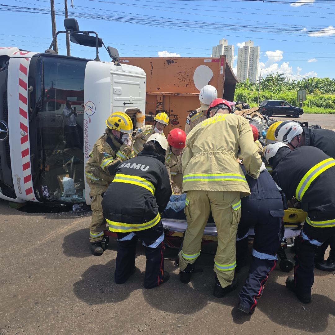 Motorista sofre acidente grave após caminhão de lixo tombar em Maringá