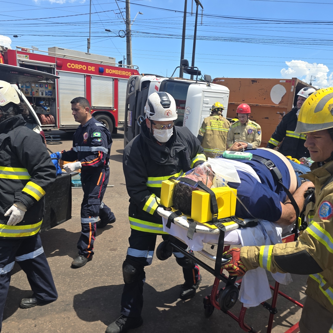 Motorista sofre acidente grave após caminhão de lixo tombar em Maringá