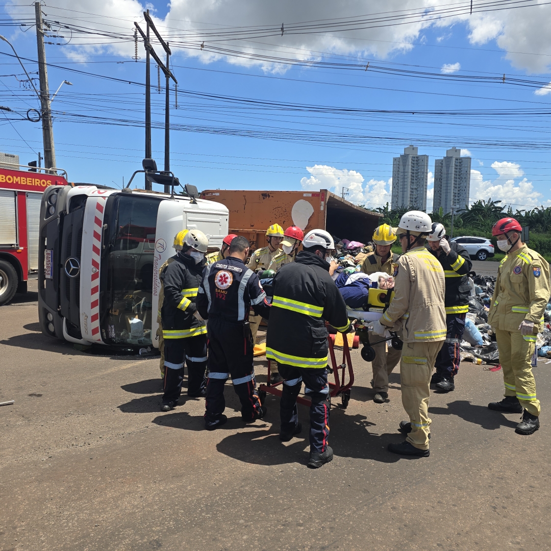Motorista sofre acidente grave após caminhão de lixo tombar em Maringá