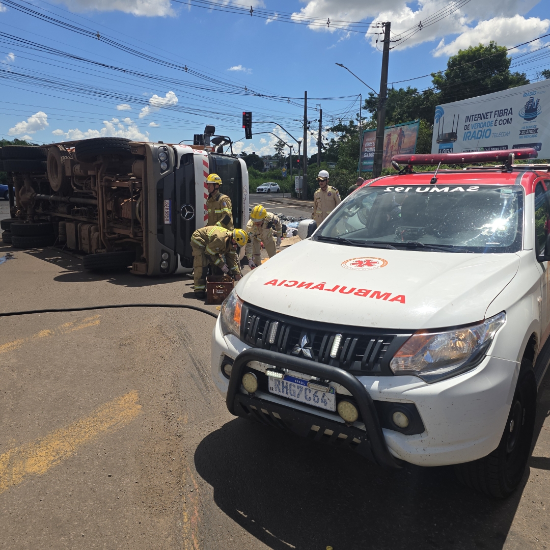 Motorista sofre acidente grave após caminhão de lixo tombar em Maringá