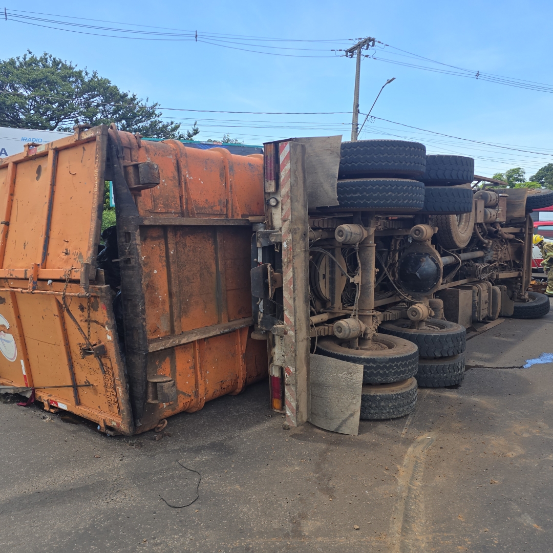 Motorista sofre acidente grave após caminhão de lixo tombar em Maringá