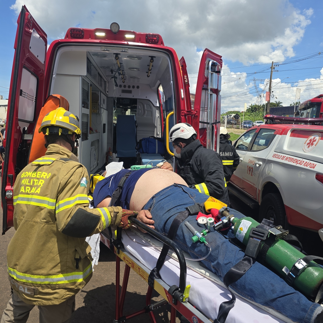 Motorista sofre acidente grave após caminhão de lixo tombar em Maringá