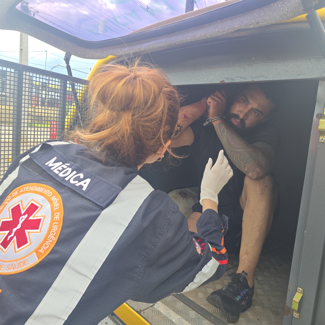 Homem enfurecido tenta matar atual namorado da ex em Sarandi; mulher foi esfaqueada na mão