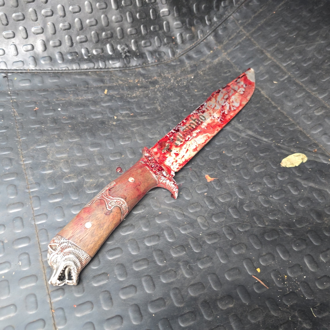 Homem enfurecido tenta matar atual namorado da ex em Sarandi; mulher foi esfaqueada na mão