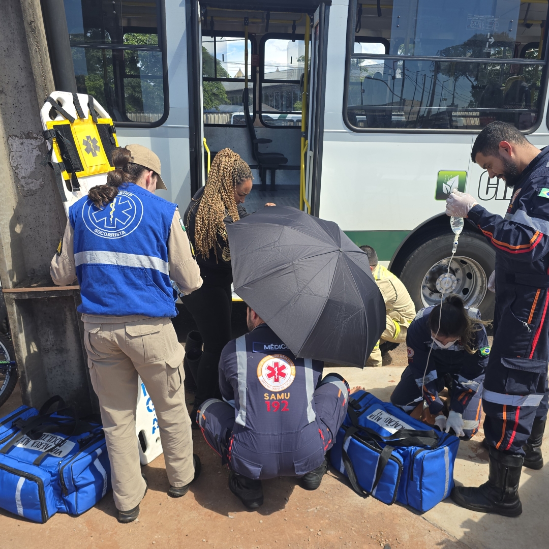Ciclista de 77 anos sofre ferimentos gravíssimos ao se envolver em acidente com ônibus