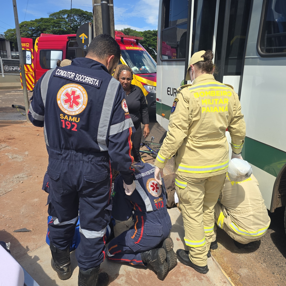 Ciclista de 77 anos sofre ferimentos gravíssimos ao se envolver em acidente com ônibus