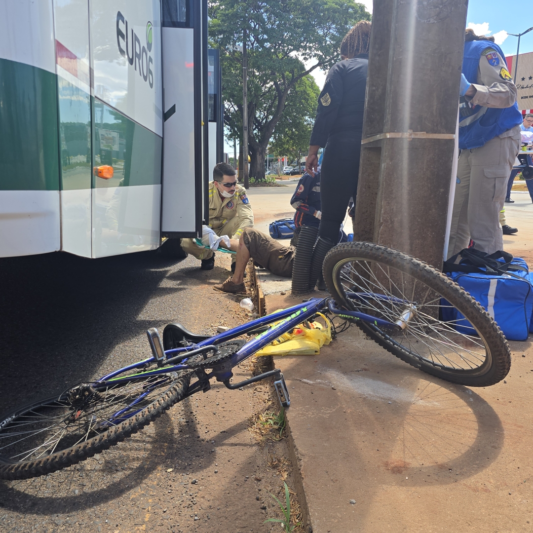Ciclista de 77 anos sofre ferimentos gravíssimos ao se envolver em acidente com ônibus