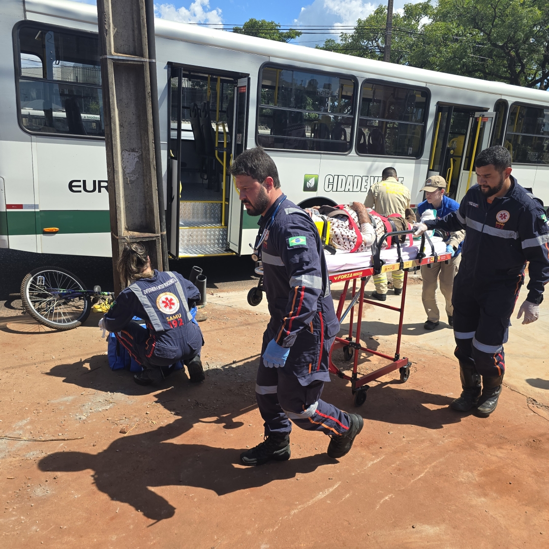 Ciclista de 77 anos sofre ferimentos gravíssimos ao se envolver em acidente com ônibus