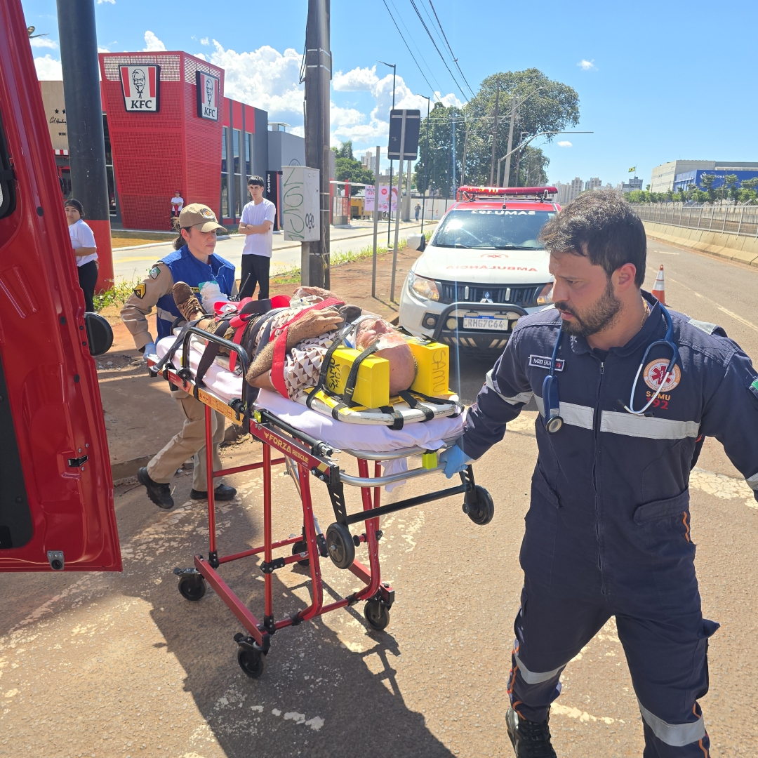 Ciclista de 77 anos sofre ferimentos gravíssimos ao se envolver em acidente com ônibus