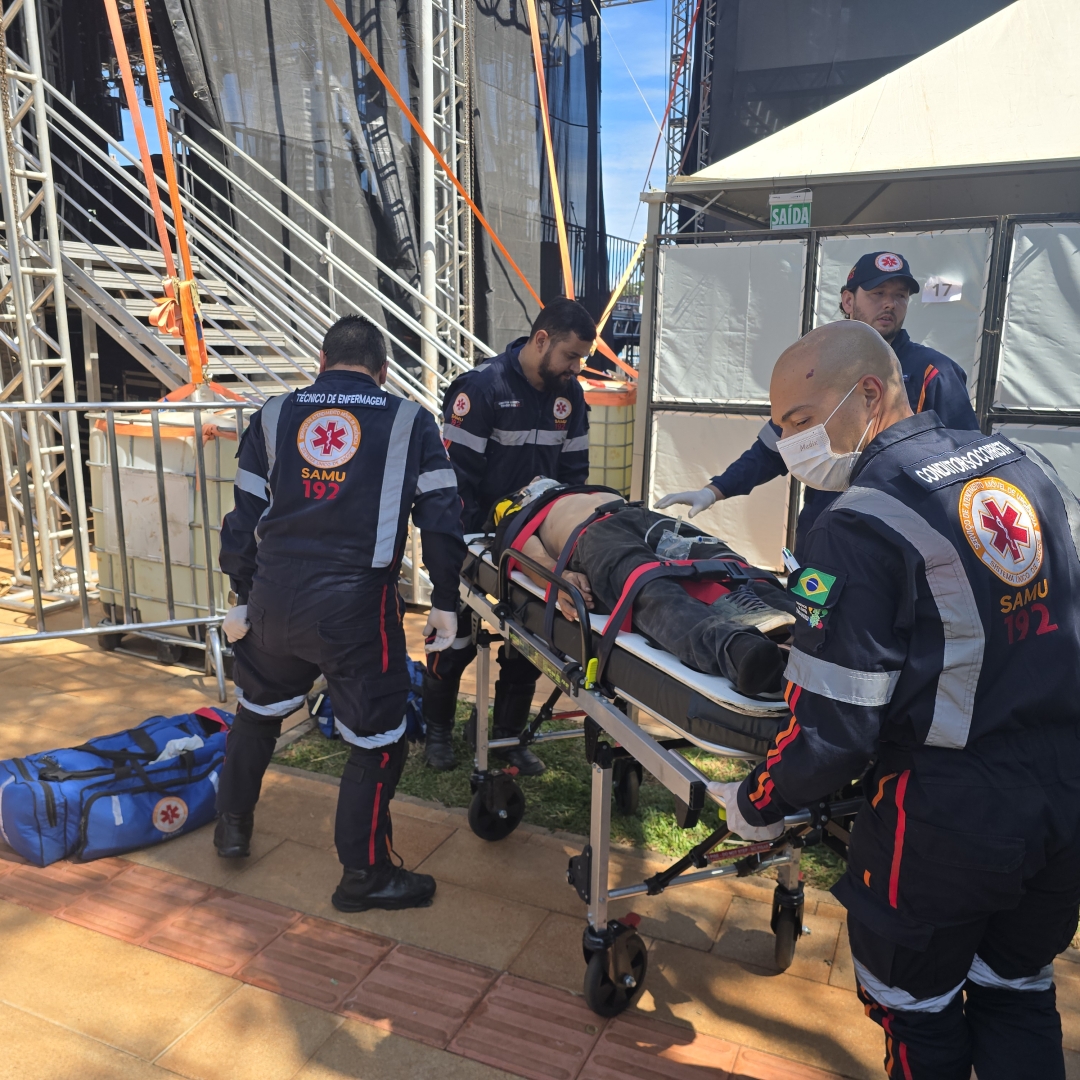 Homem sofre ferimentos graves após sofrer queda de escada