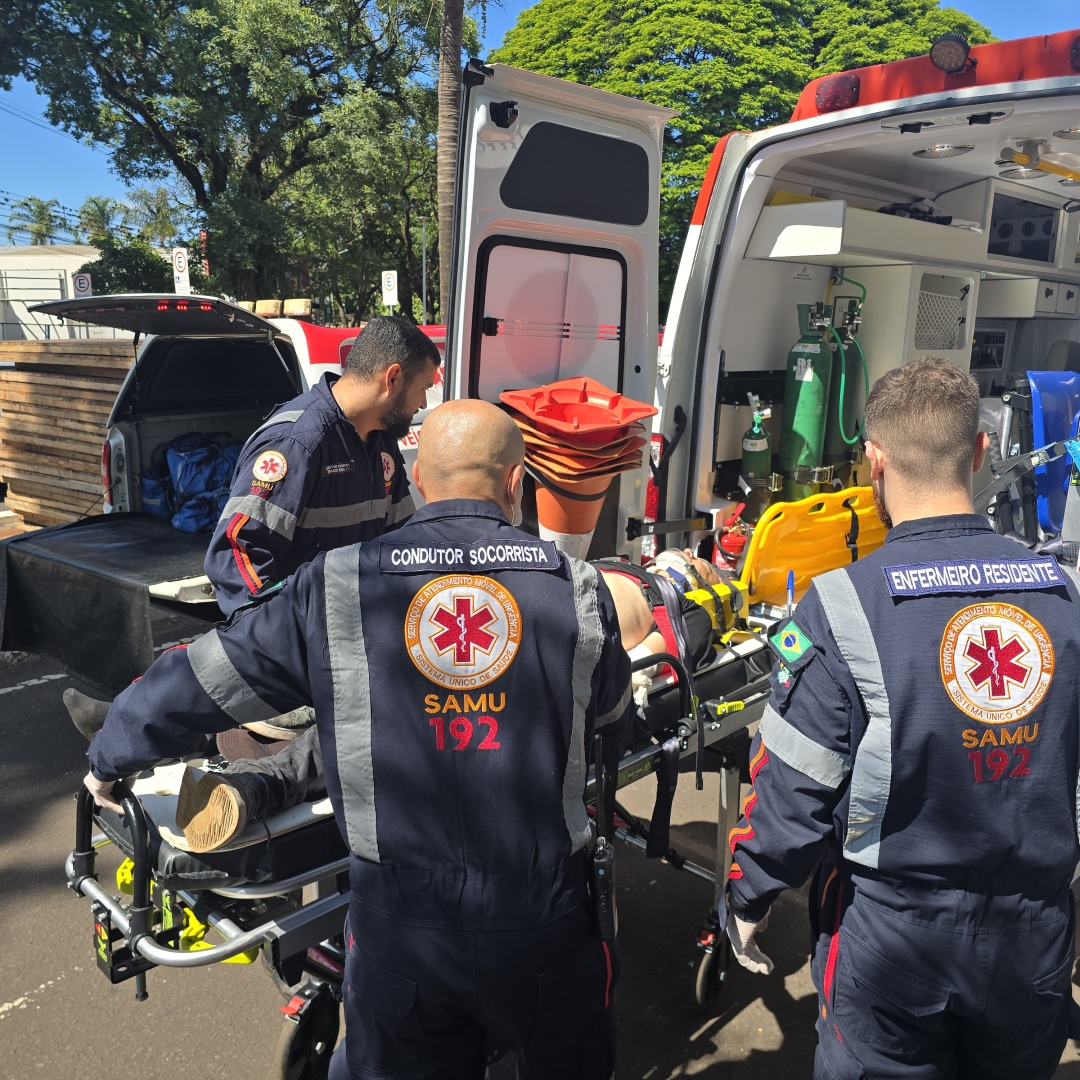 Homem sofre ferimentos graves após sofrer queda de escada